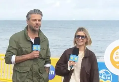 Co spakować do plażowej torby? Te gadżety doskonale sprawdzą się latem