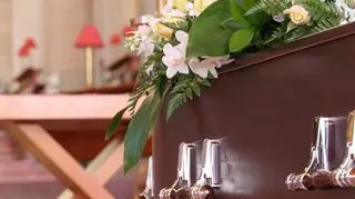 Ukryta symbolika snów – pogrzeb. Co może oznaczać sen o pochówku?