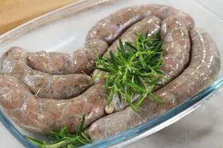 Pieczona kiełbasa z cebulą
