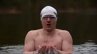 Polak jest mistrzem świata w lodowym pływaniu. Jak wygląda jego trening?