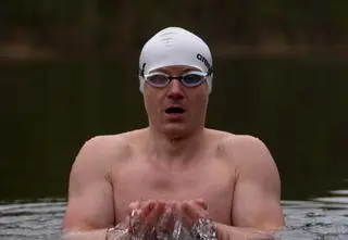 Polak jest mistrzem świata w lodowym pływaniu. Jak wygląda jego trening?