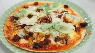 Tortilla ala pizza, z gruszką i serem