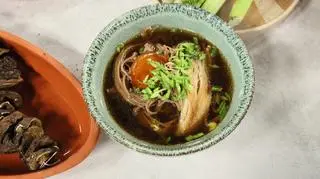 Grzybowy bulion miso z makaronem soba i marynowanym żółtkiem