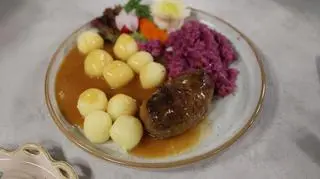 Rolada wieprzowa z kluskami śląskimi i modro kapusta