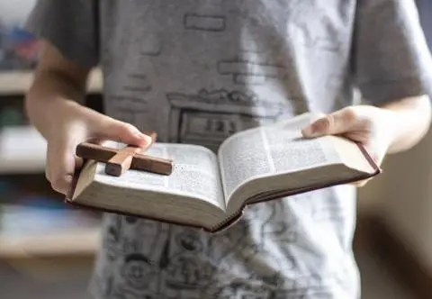 Emocje wokół religii w szkołach. "Okienko do odrabiania lekcji" vs "standard europejski"