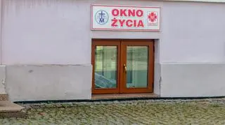 Kilkumiesięczny chłopczyk w oknie życia. Znaleziono przy nim karteczkę. "To zaskakujące"