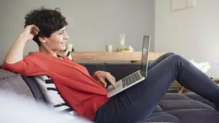 Czy trzymanie laptopa na nogach negatywnie wpływa na płodność? Ginekolog wyjaśnia