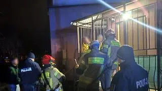 Pruszków. Chłopcy utknęli na balkonie