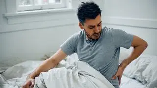 Ból pleców u Polaków: czy śpimy na złych materacach? Nowe badania AEH pokazują, jak podłoże wpływa na kręgosłup