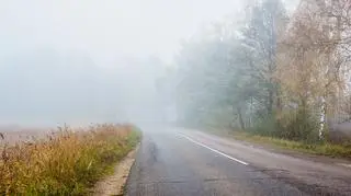 Pogoda na czwartek. Uwaga na drogach! Gęste mgły ograniczą widoczność do 100 m