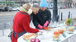 Kiszone śledzie podbijają Internet. Jak smakowały naszym prowadzącym? "Straszny zapach, smród"