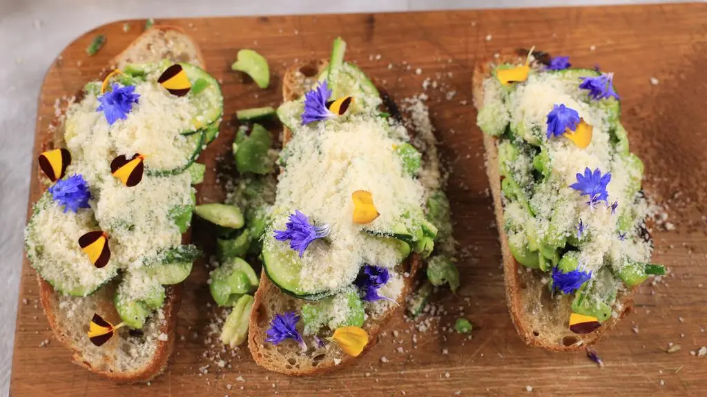 Bruschetta ze szparagami, cukinią i bobem