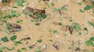 Sos grzybowy z rozmarynem i tymiankiem jako dodatek do placków