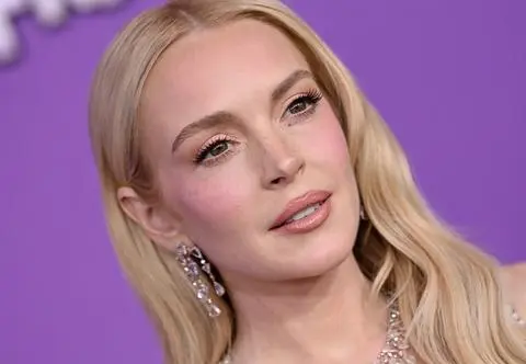 Lśniący i delikatny. Sparkling-rosé nails to ulubiony manicure Lindsay Lohan 