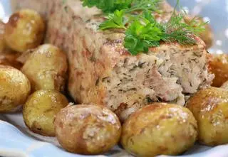 Majowe wariacje Andrzeja Polana. Przygotuj obiad oraz deser z sezonowymi warzywami i owocami