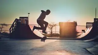 Skater to nie tylko określenie osoby jeżdżącej na deskorolce. Czym jeszcze się charakteryzuje?