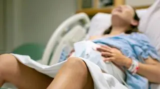 Kobieta obroniła pracę dyplomową kilka godzin po porodzie