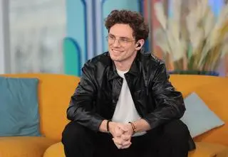 Tim Kamrad na scenie Dzień Dobry TVN z piosenką "Feel Alive"