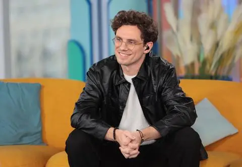 Tim Kamrad na scenie Dzień Dobry TVN z piosenką "Feel Alive"