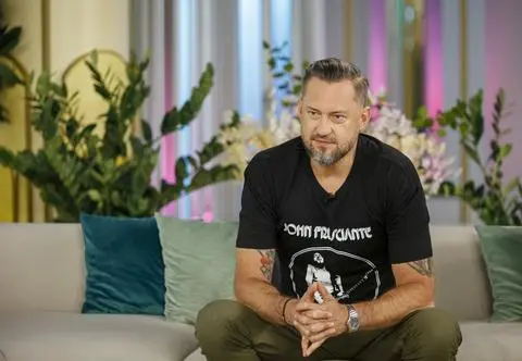 Marcin Prokop po uszy schował się w piasku. Fani: "Czy kopiący ten dół jeszcze żyje?".
