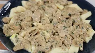 Leniwe kluski z ziemniakami z sosem pieczarkowym