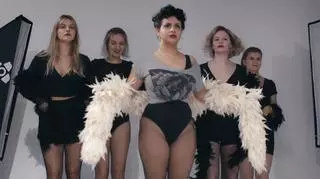 Tancerka burleski pomaga kobietom pokonać kompleksy. "Wszystkie jesteśmy królowymi"