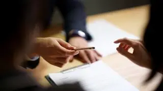 Banki zaostrzą kryteria udzielania kredytów konsumpcyjnych. Opublikowano raport NBP