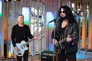 Szymon Pejski w piosence "Koniec"