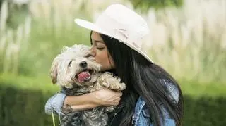 Pozwalasz psu polizać się po twarzy? Skutki tej decyzji mogą być opłakane 