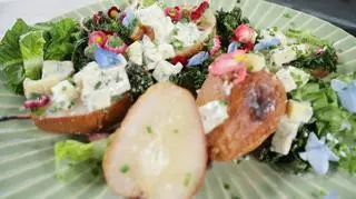 Gruszki pieczone w grubej soli z domową burratą z Lazura Błękitnego i młodym jarmużem