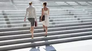 Chodzenie po schodach jest ryzykowne dla kobiet w młodym wieku? Te badania zaskakują  