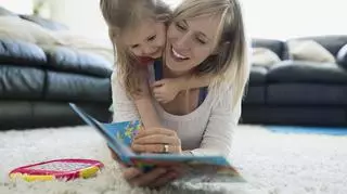 Czytanie dzieciom zwiększa ich zasób słów, także tych trudnych. Kiedy zacząć i jakie książki wybrać?