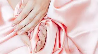Paznokcie satin slip. Elegancja i delikatna propozycja dla fanek minimalizmu