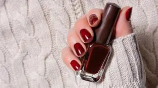 Ten manicure będzie hitem na jesień. Wypróbuj mulled wine nails 