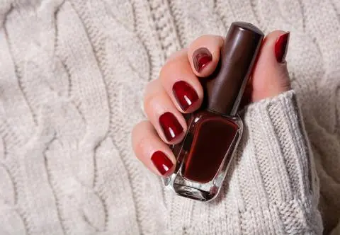 Ten manicure będzie hitem na jesień. Wypróbuj mulled wine nails 
