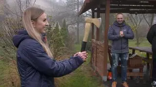 Pani Karolina jest mistrzynią rzutów siekierą. "To wyssała z mlekiem matki"