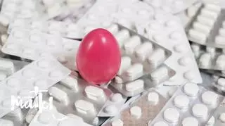Jajko wielkanocne leżące na lekach