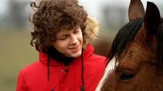 Nastolatek ratuje konie