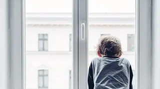 4,5-latek wypadł z okna na drugim piętrze