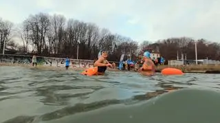 Pływanie w zimnej wodzie. Jakie korzyści daje?