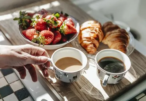 Tę kawę pokochają wszyscy fani truskawek. Wykonasz ją w 5 minut