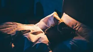 Nocne pobudki – co sprawia, że śpiący budzi się o 3 w nocy?