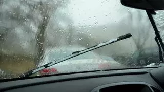 Wycieraczka samochodu pracująca podczas deszczu