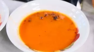 Klasyczna pomidorowa ze smażoną ciecierzycą
