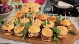 Mini burgery z Kiełbasiakiem JBB Bałdyga z kiszoną kapustą