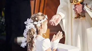 Rodzice zorganizowali bal z okazji pierwszej komunii. Zatrudnili księcia, żeby tańczył z ich córką