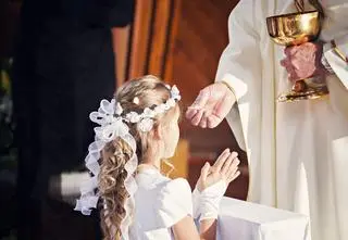 Rodzice zorganizowali bal z okazji pierwszej komunii. Zatrudnili księcia, żeby tańczył z ich córką