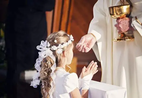 Rodzice zorganizowali bal z okazji pierwszej komunii. Zatrudnili księcia, żeby tańczył z ich córką