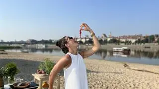 Sałatka z grillowanymi brzoskwiniami i borówkami - ciekawy pomysł na letni obiad