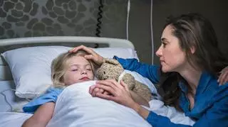 Kobieta, która czuwa przy dziecku w szpitalu 